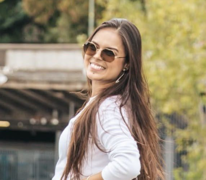 Jennifer Thainy sorrindo em uma viagem